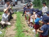 「新・里山」にんじんにかぶりつく園児